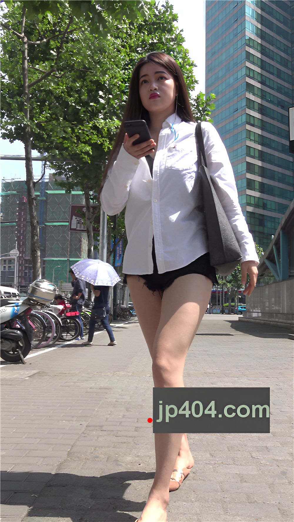 黑色热裤月牙长发美女[1.22G/MP4]