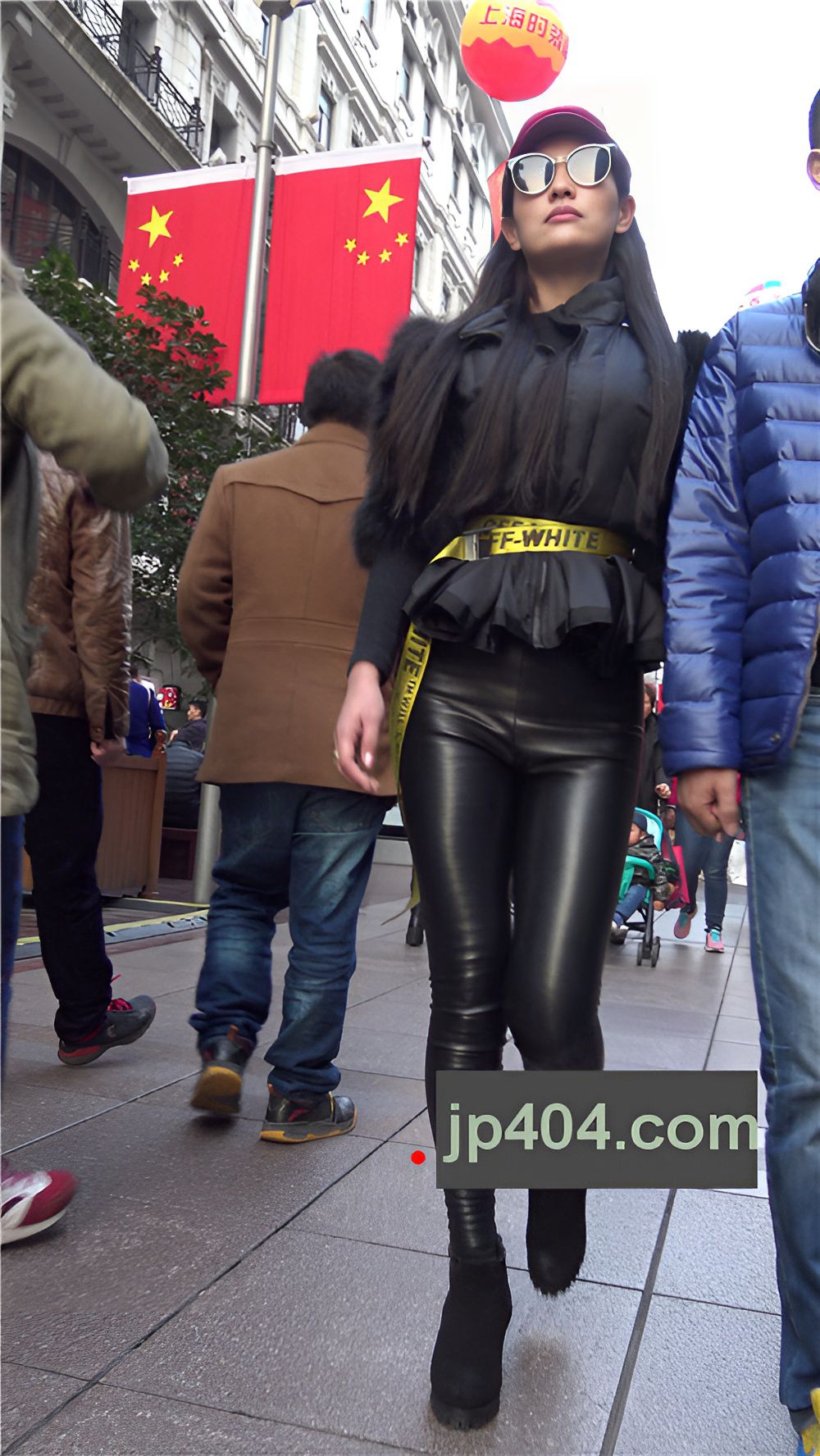 紧身皮裤美眉[2.52G/MP4]