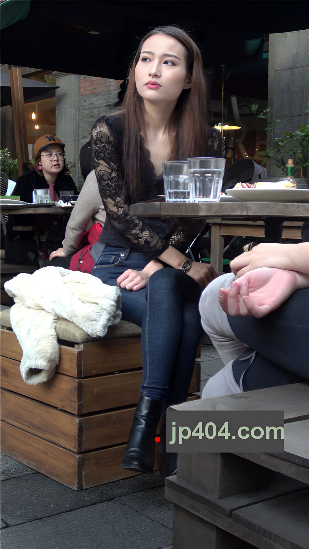 漂亮的牛仔裤小姐姐[2.12G/MP4]