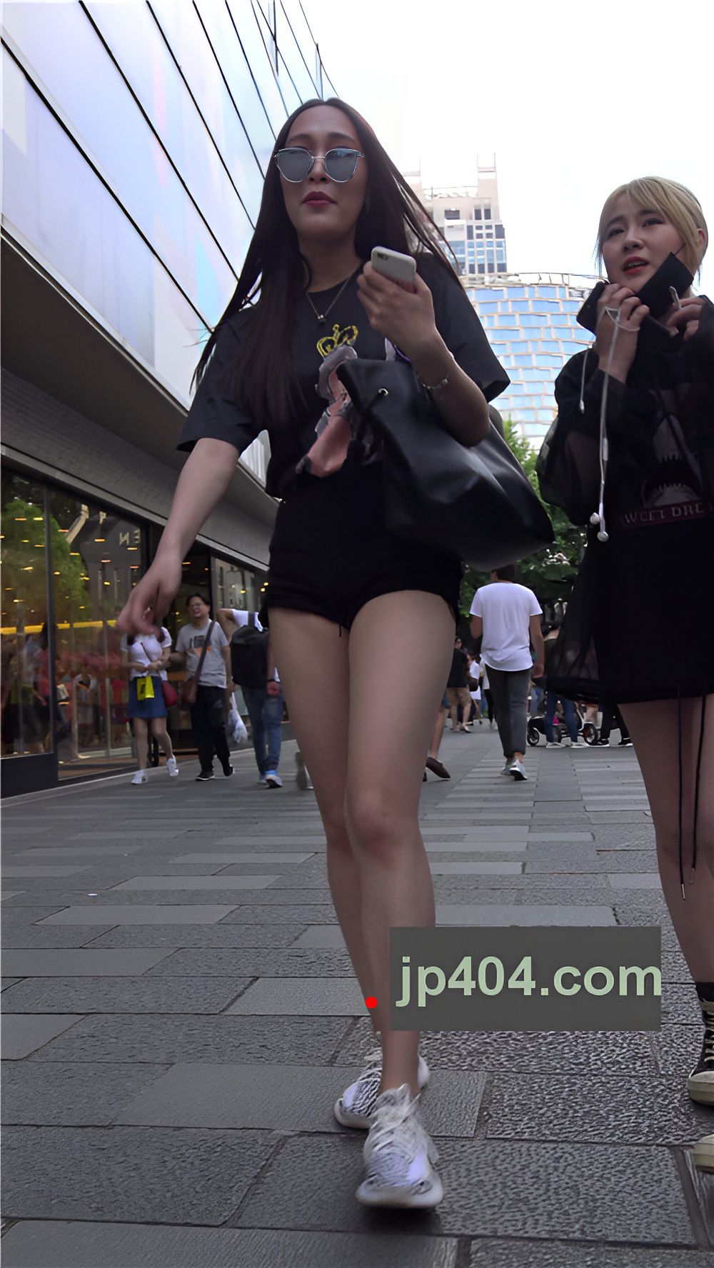 黑色热裤月牙小姐姐[841M/MP4]