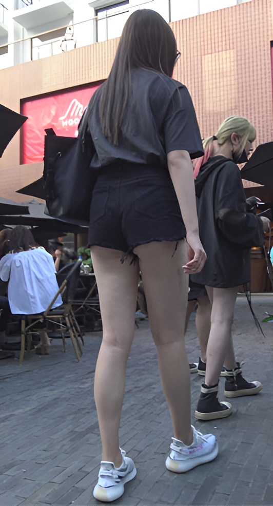 黑色热裤月牙小姐姐[841M/MP4]