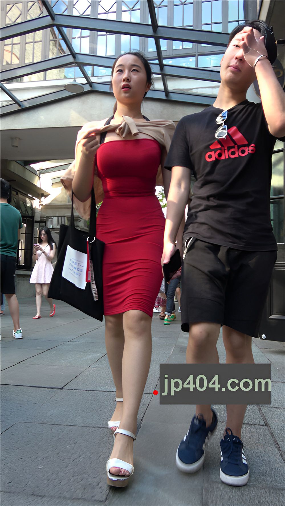 凹凸有致的红色包臀裙小姐姐[1.9G/MP4]