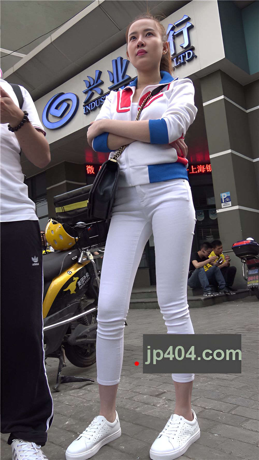 白裤小姐姐[2.09G/MP4]