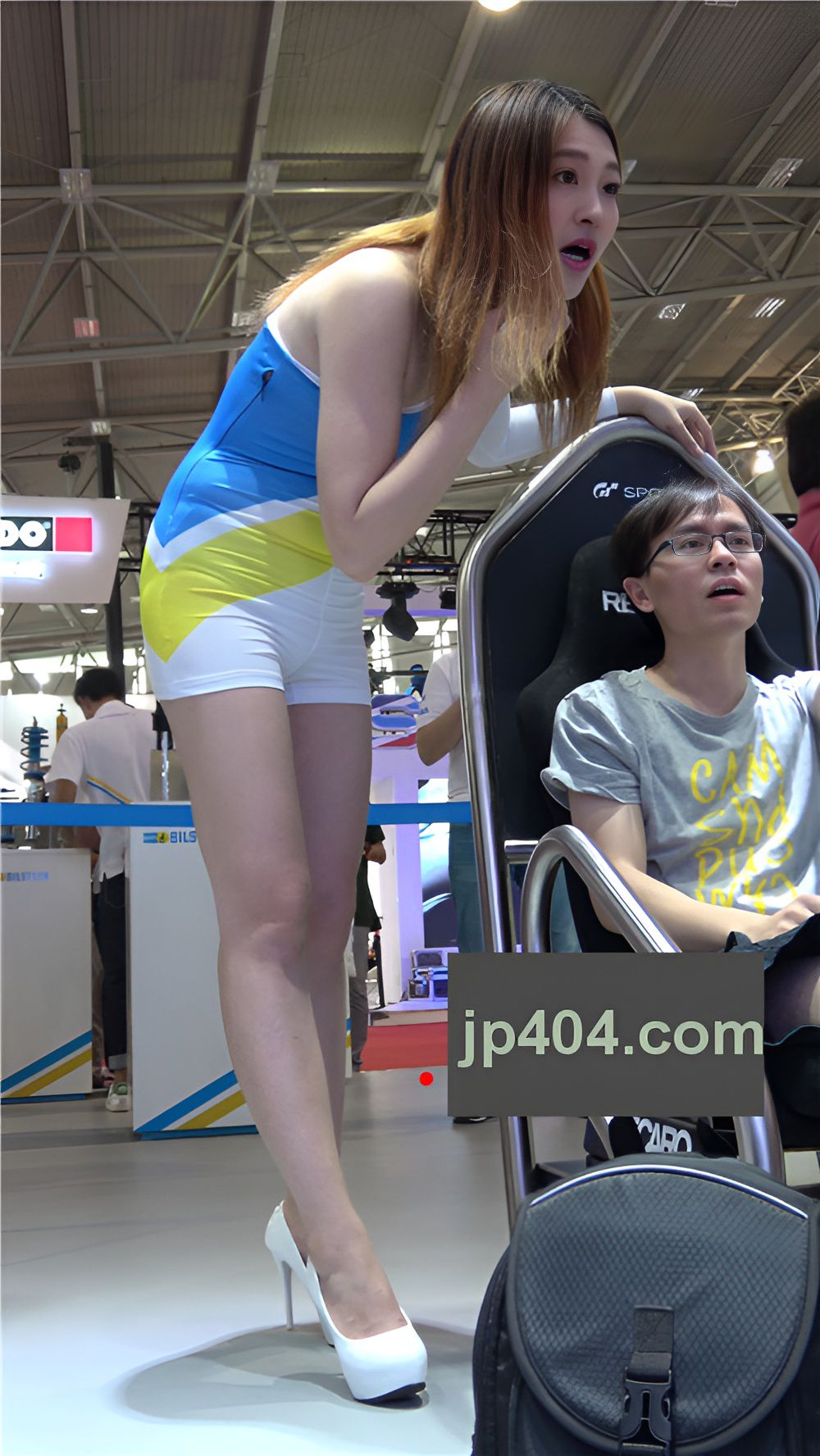 漂亮的连体紧身衣车模[3.81G/MP4]