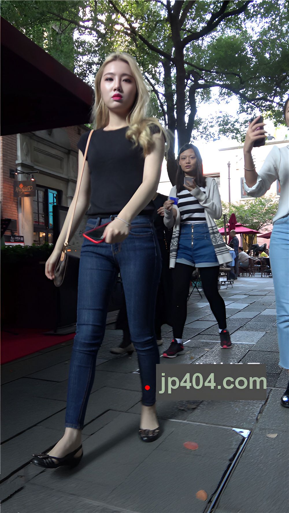 牛仔裤黄发美女[3.43G/MP4]