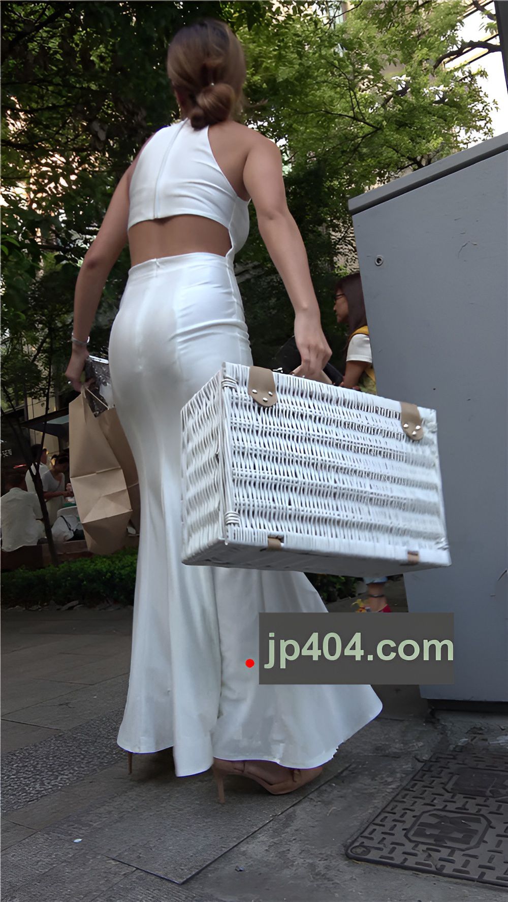 气质白色长裙美女[2.42G/MP4]